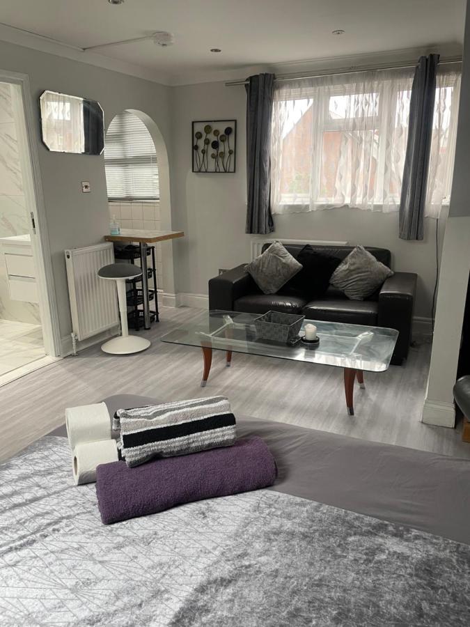 Newly Renovated Studio In Acton London Exteriör bild
